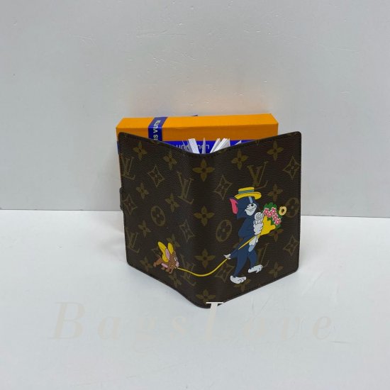 Обложка Louis Vuitton BЭ1105639